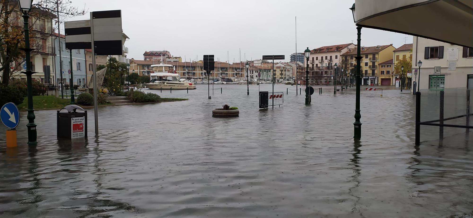 Forte ondata di maltempo, acqua alta a Grado: isola sommersa